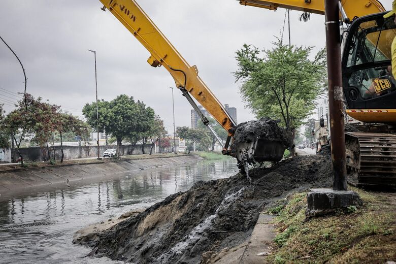 Trecho do Canal do Jordão em Boa Viagem, na Zona Sul do Recife, passa por limpeza intensificada | Foto: Edson Holanda/PCR