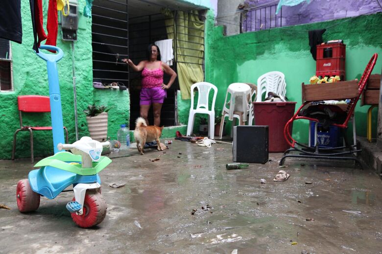Rosilda Alves da Silva, moradora de Dois Unidos impactada pelas chuvas. - Foto: Davi de Queiroz/Folha de Pernambuco