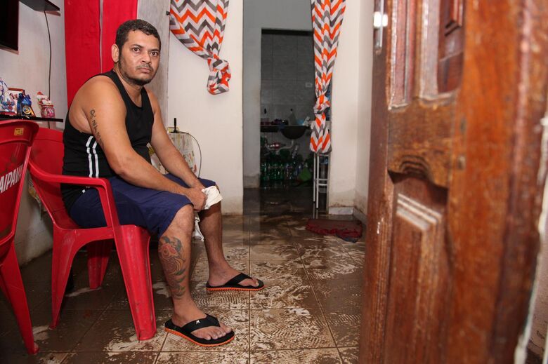 Rafael da Silva, morador de Dois Unidos impactado pelas chuvas. - Foto: Davi de Queiroz/Folha de Pernambuco