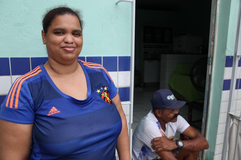 Risoneide Maria da Silva, moradora de Dois Unidos impactada pelas chuvas. - Foto: Davi de Queiroz/Folha de Pernambuco