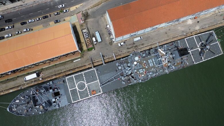 Visita a navios proporciona conhecimento ao público| Foto: Arthur Mota/Folha de Pernambuco