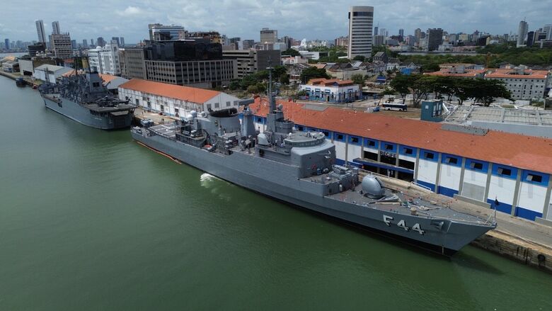 Visita a navios proporciona conhecimento ao público| Foto: Arthur Mota/Folha de Pernambuco