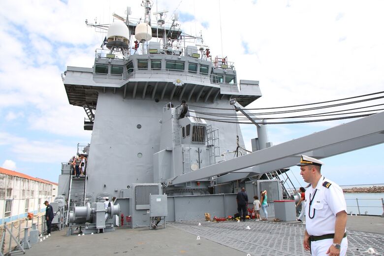 Visita a navios proporciona conhecimento ao público| Foto: Arthur Mota/Folha de Pernambuco
