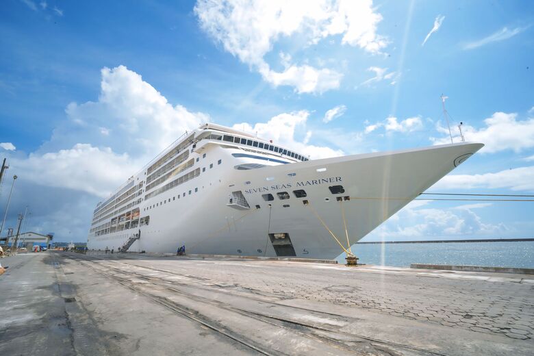 Vindo de Miami (Flórida), Seven Seas Mariner atraca no Recife. Foto: Arthur de Souza