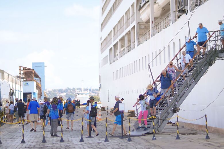 Turistas descem de navio americano para conhecer Recife. Foto: Arthur de Souza
