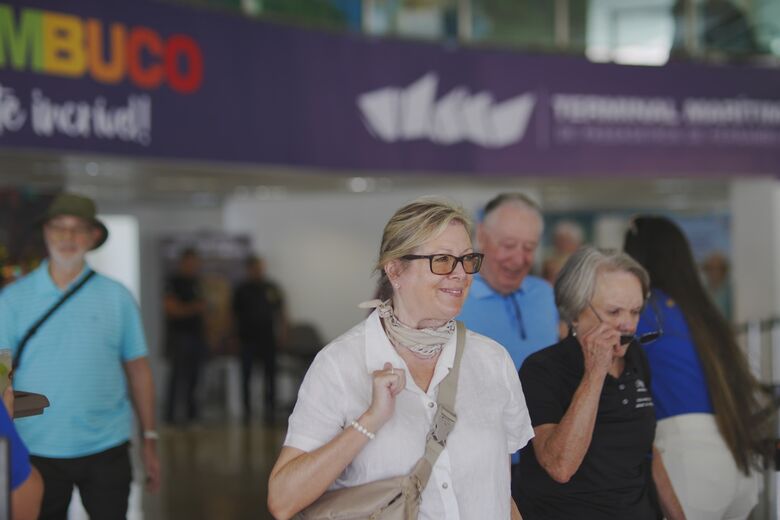 Turistas chegam ao Recife em navio norte-americano. Foto: Arthur de Souza