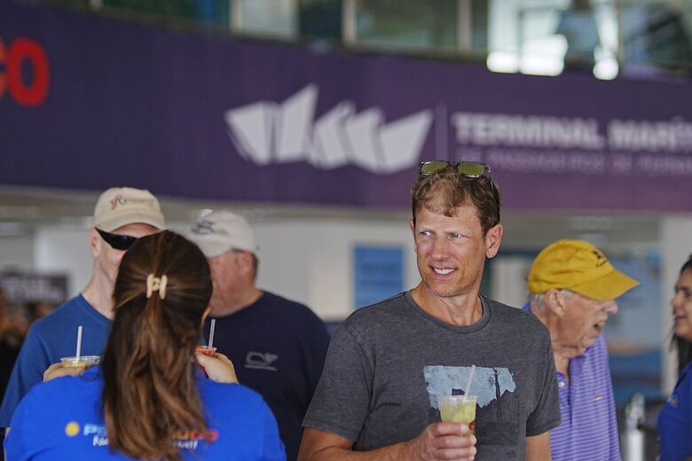 Turistas são recebidos com drinks tropicais. Foto: Arthur de Souza