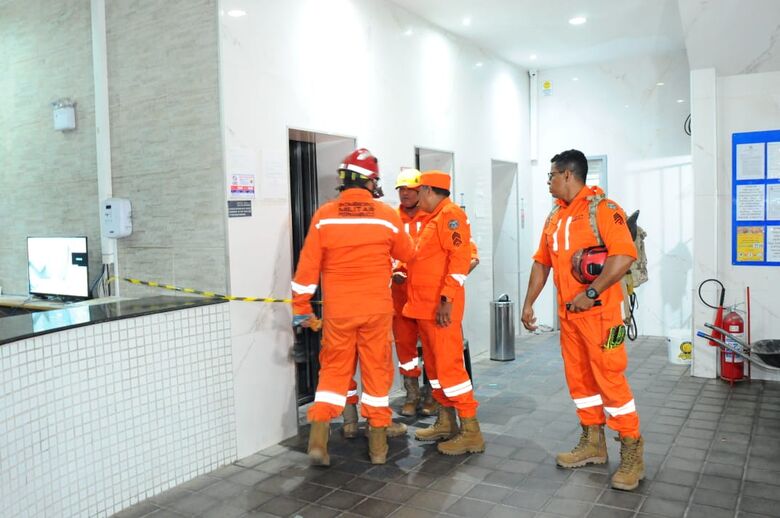 Homem morreu ao cair enquanto fazia manutenção de elevador no Centro do Recife | Foto: Ricardo Fernandes/Folha de Pernambuco 