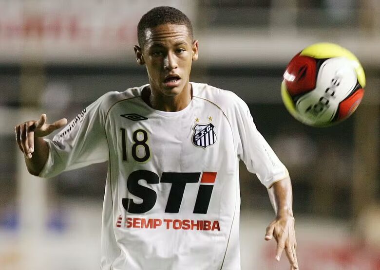 Neymar, com 17 anos, na primeira temporada da carreira no profissional  Foto: Ricardo Saibun/Santos FC