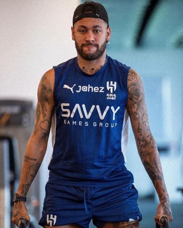Neymar já com o braço repleto de tatuagens  Foto: Reprodução