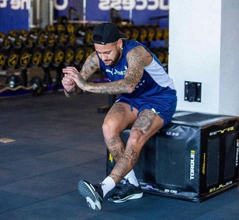 Neymar com boa parte do corpo tatuado  Foto: Reprodução