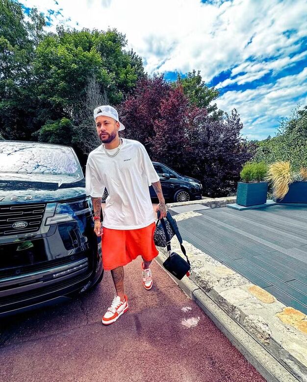Neymar Jr. ostenta carros de luxo  Foto: Reprodução Instagram