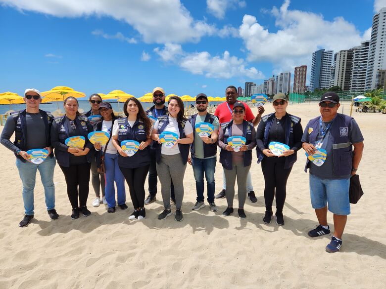 Procon Jaboatão orienta consumidores e comerciantes na orla.