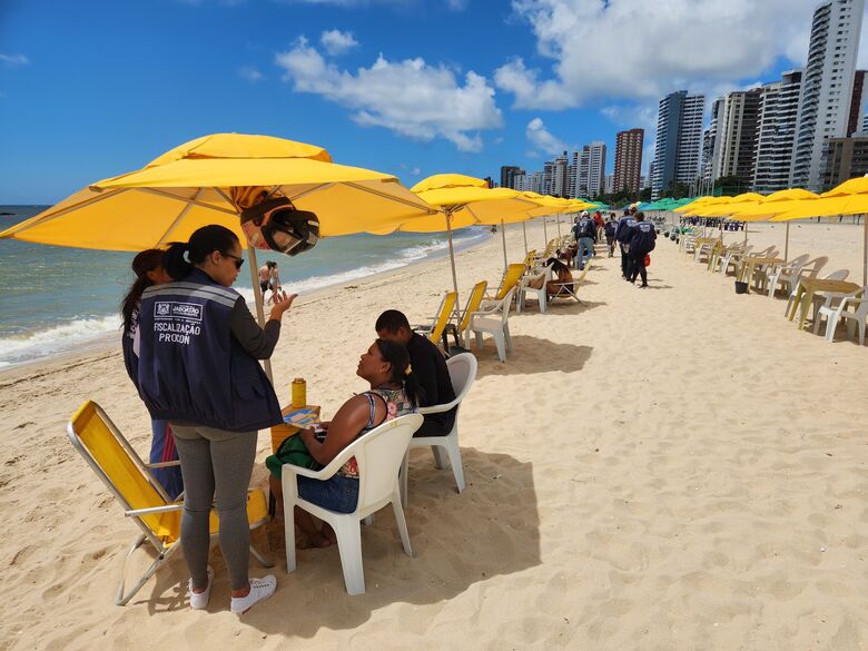 Procon Jaboatão orienta consumidores e comerciantes na orla