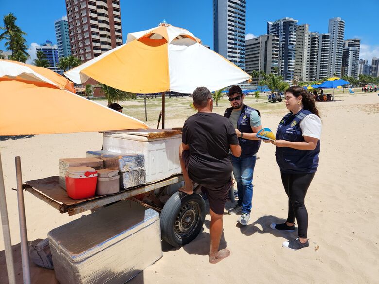 Procon Jaboatão orienta consumidores e comerciantes na orla.