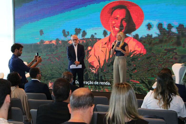 Paulo Pugliesi e Mariana Costa abrem o evento
