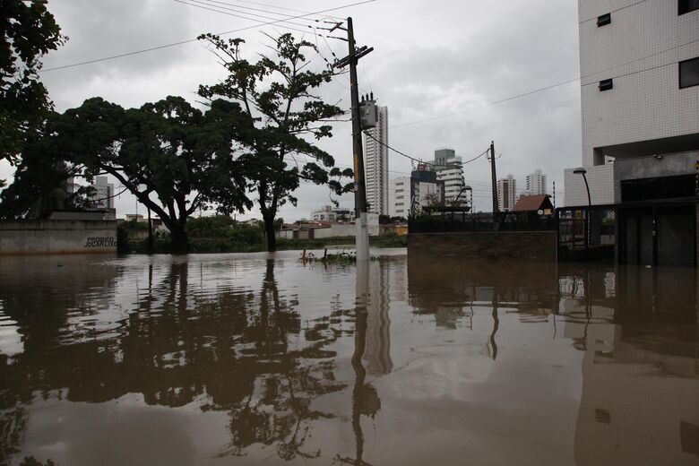 Canal do Fragoso transbordou mais uma vez e gerou transtornos a moradores do bairro de Jardim Atlântico, em Olinda | Foto: Davi de Queiroz/Folha de Pernambuco