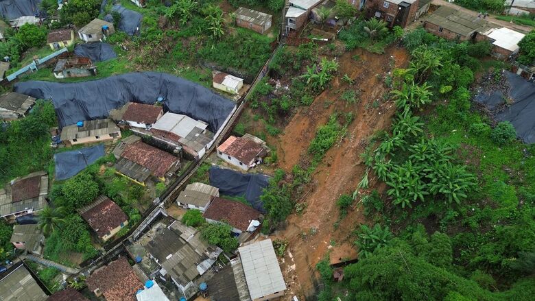 Deslizamento de barreira na Zona Norte do Recife matou duas pessoas | Foto: Arthur Mota/Folha de Pernambuco