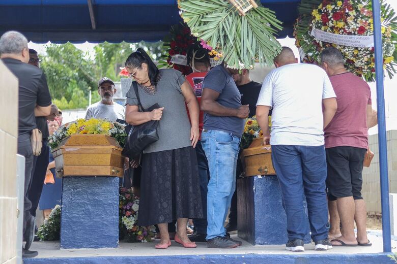 Familiares se despedem das vítimas da tragédia | Foto: Walli Fontenele/Folha de Pernambuco