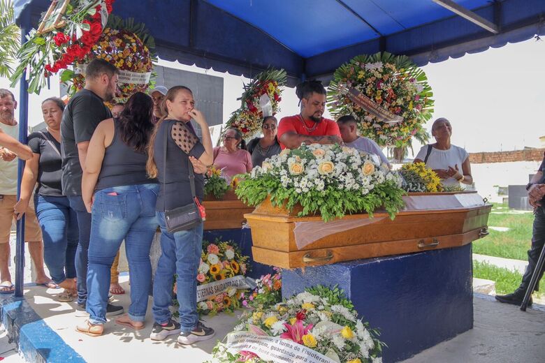 Familiares se despedem das vítimas da tragédia | Foto: Walli Fontenele/Folha de Pernambuco