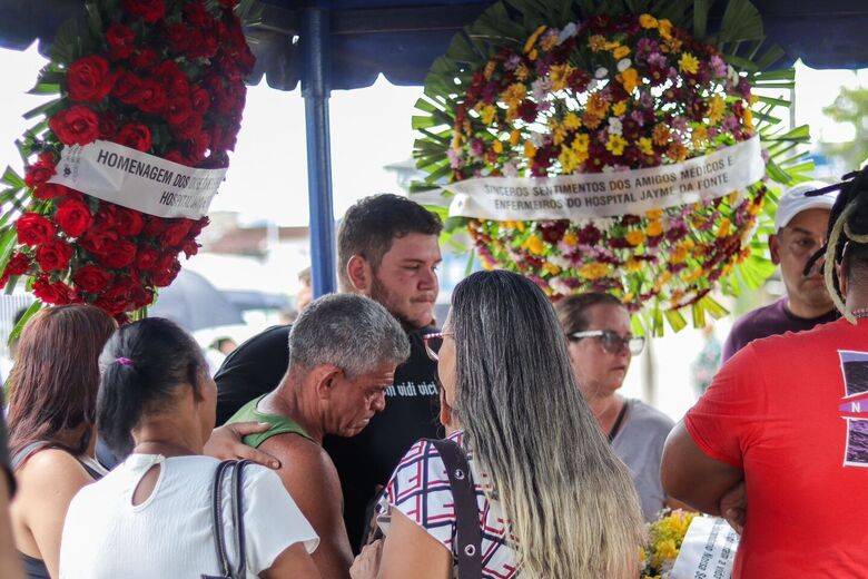Familiares se despedem das vítimas da tragédia | Foto: Walli Fontenele/Folha de Pernambuco