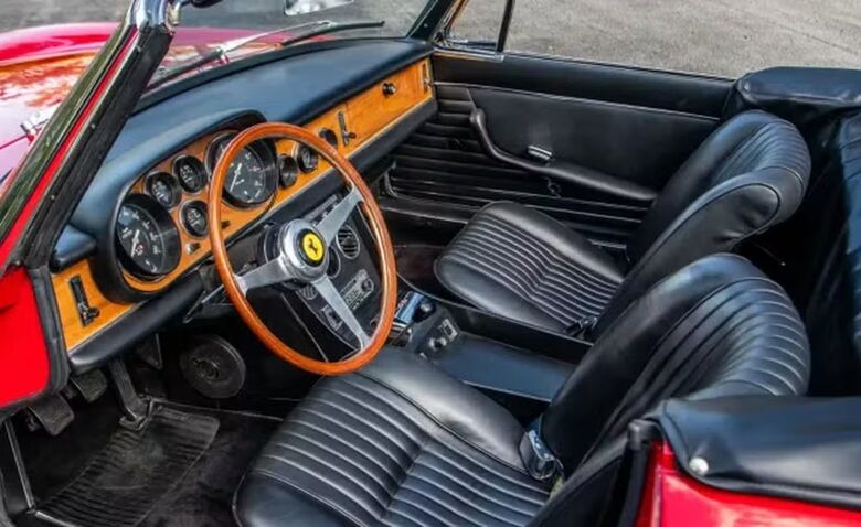 Interior é moldado por bancos de couro e volante de madeira  Foto: Reprodução