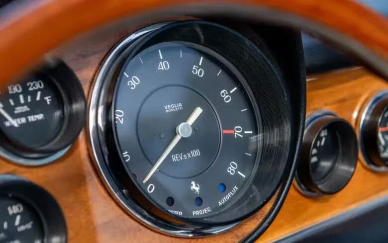 Motor é alimentado por um V-12 de 4,0 L  Foto: Reprodução