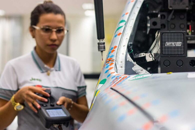 Trabalhadores do setor industrial pernambucano, que cresceu 4,6% em 2024, impulsionando a economia do Estado.