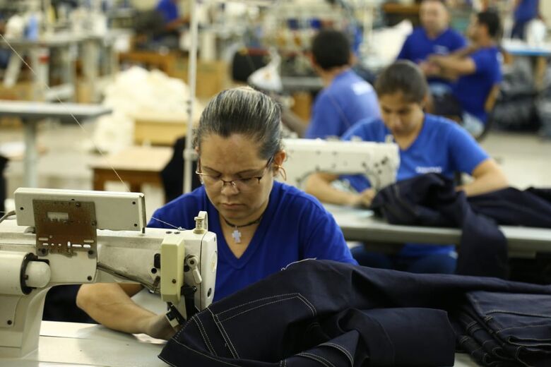 Trabalhadores do setor industrial pernambucano, que cresceu 4,6% em 2024, impulsionando a economia do Estado.