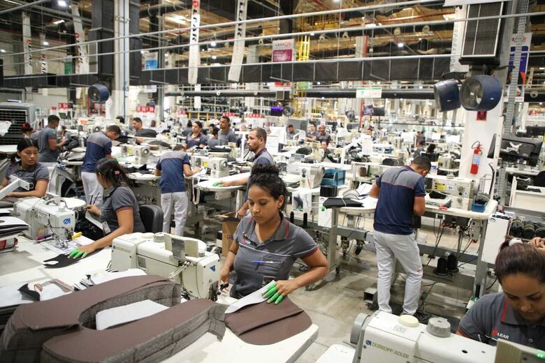 Trabalhadores do setor industrial pernambucano, que cresceu 4,6% em 2024, impulsionando a economia do Estado.