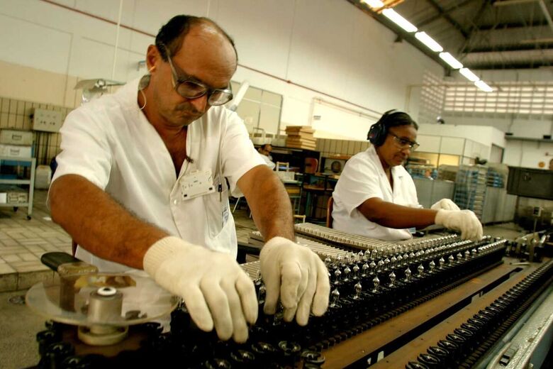 Trabalhadores do setor industrial pernambucano, que cresceu 4,6% em 2024, impulsionando a economia do Estado.