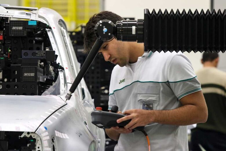 Trabalhadores do setor industrial pernambucano, que cresceu 4,6% em 2024, impulsionando a economia do Estado.