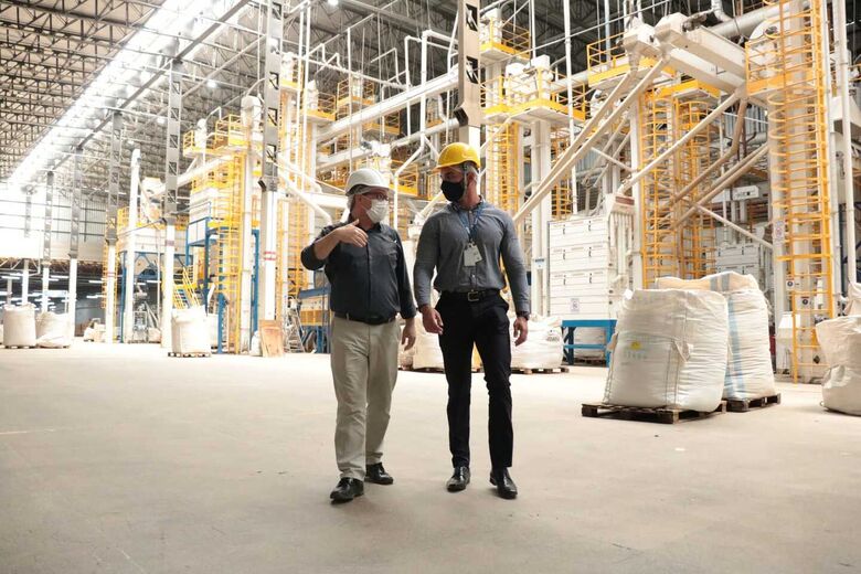 Trabalhadores do setor industrial pernambucano, que cresceu 4,6% em 2024, impulsionando a economia do Estado.