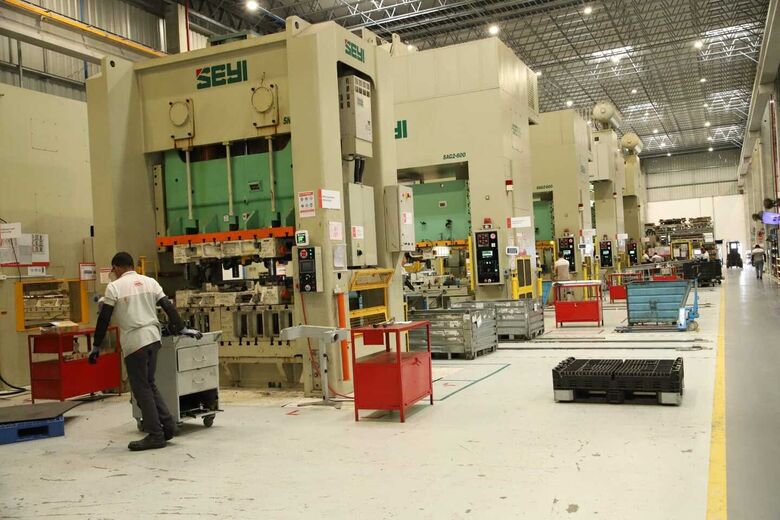 Setor industrial pernambucano cresceu 4,6% em 2024, impulsionando a economia do Estado.