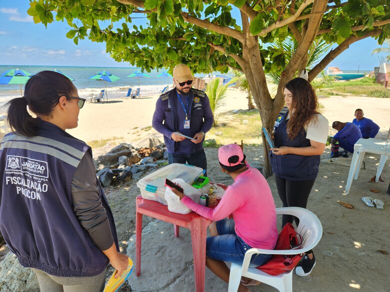 Procon Jaboatão orienta consumidores e comerciantes na orla.