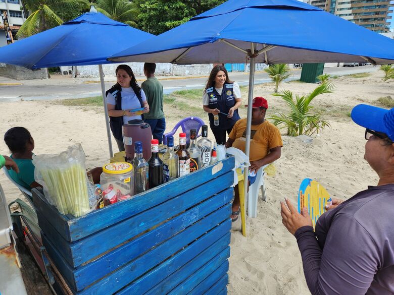 Procon Jaboatão orienta consumidores e comerciantes na orla.