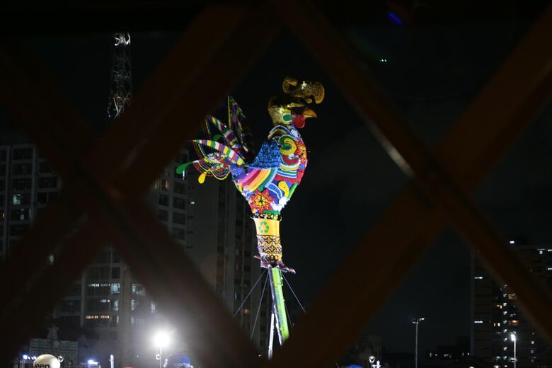 Galo Gigante foi erguido na noite desta quarta-feira (26) | Foto: Rafael Melo/Folha de Pernambuco