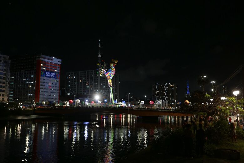 Galo Gigante foi erguido na noite desta quarta-feira (26) | Foto: Rafael Melo/Folha de Pernambuco