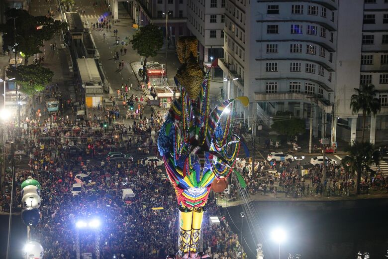 Galo Gigante foi erguido na noite desta quarta-feira (26) | Foto: Rafael Melo/Folha de Pernambuco