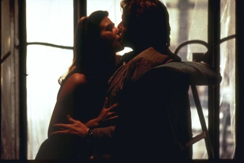 Com Michael Douglas em 'Assédio sexual' (1994), sobre um mulher que processa o ex-amante  Foto: Divulgação
