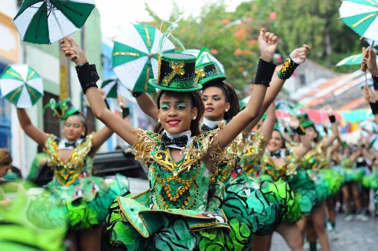Cortejo de abertura do Carnaval de Olinda reúne blocos e troças tradicionais da cidade. Fotos: Ricardo Fernandes/Folha de Pernambuco
