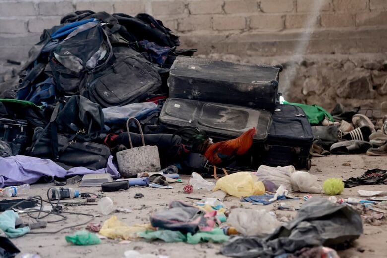 Malas e roupas em um dos quartos da Fazenda Izaguirre, na comunidade de La Estanzuelax | Ulises Ruiz / AFP