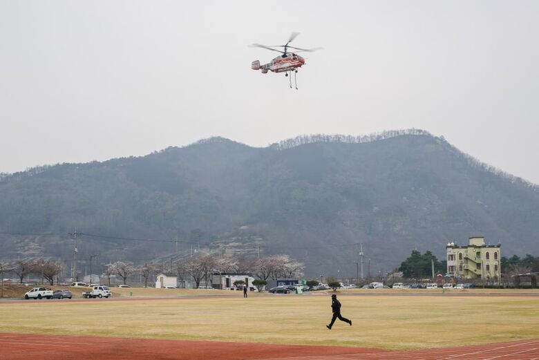 Um helicóptero KA-32A de combate a incêndios operado pela Forest Aviation da Coreia decola em Yeongdeok | Foto: ANTHONY WALLACE / AFP