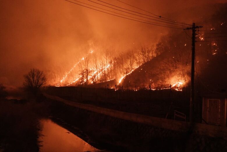 Incêndios florestais se espalham pelas encostas das montanhas em Uiseong, Coreia do Sul | Foto: YASUYOSHI CHIBA / AFP