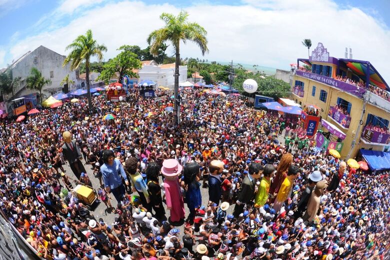 Apoteose dos Bonecos Gigantes pelas ladeiras de Olinda | Foto: Ricardo Fernandes/Folha de Pernambuco