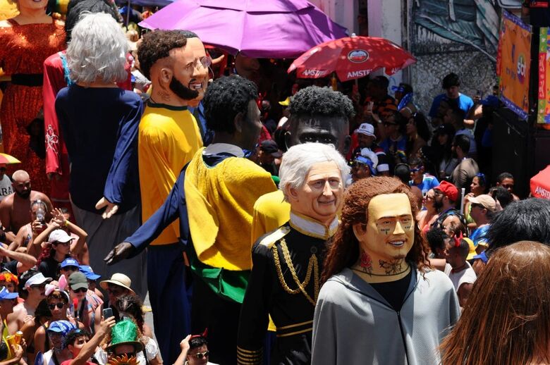 Apoteose dos Bonecos Gigantes pelas ladeiras de Olinda | Foto: Ricardo Fernandes/Folha de Pernambuco