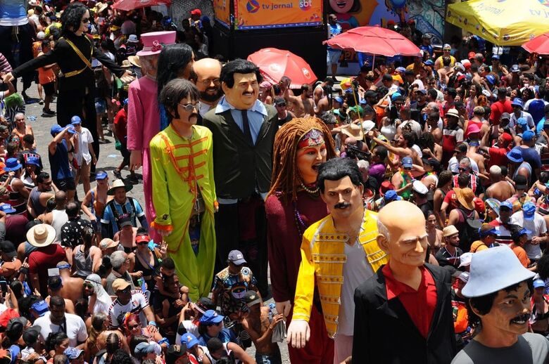 Apoteose dos Bonecos Gigantes pelas ladeiras de Olinda | Foto: Ricardo Fernandes/Folha de Pernambuco