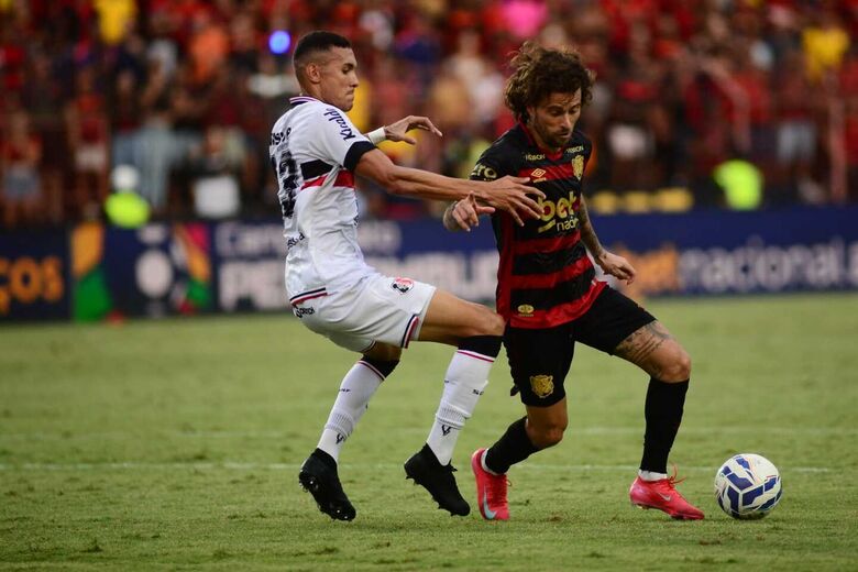 Jogo entre Sport X Santa Cruz, pela semifinal do Campeonato Pernambucano. | Fotos: Ricardo Fernandes/Folha de Pernambuco