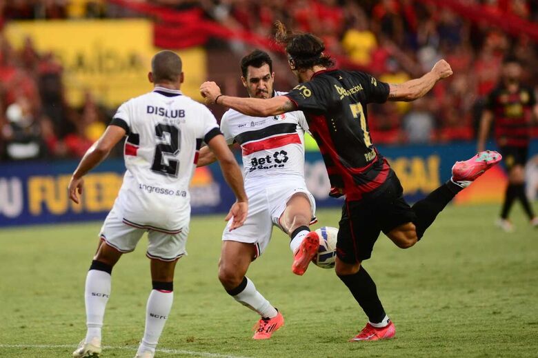 Jogo entre Sport X Santa Cruz, pela semifinal do Campeonato Pernambucano. | Fotos: Ricardo Fernandes/Folha de Pernambuco
