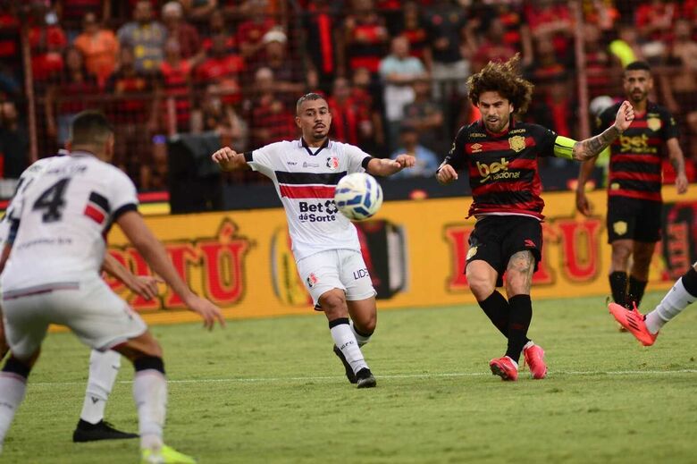 Jogo entre Sport X Santa Cruz, pela semifinal do Campeonato Pernambucano. | Fotos: Ricardo Fernandes/Folha de Pernambuco